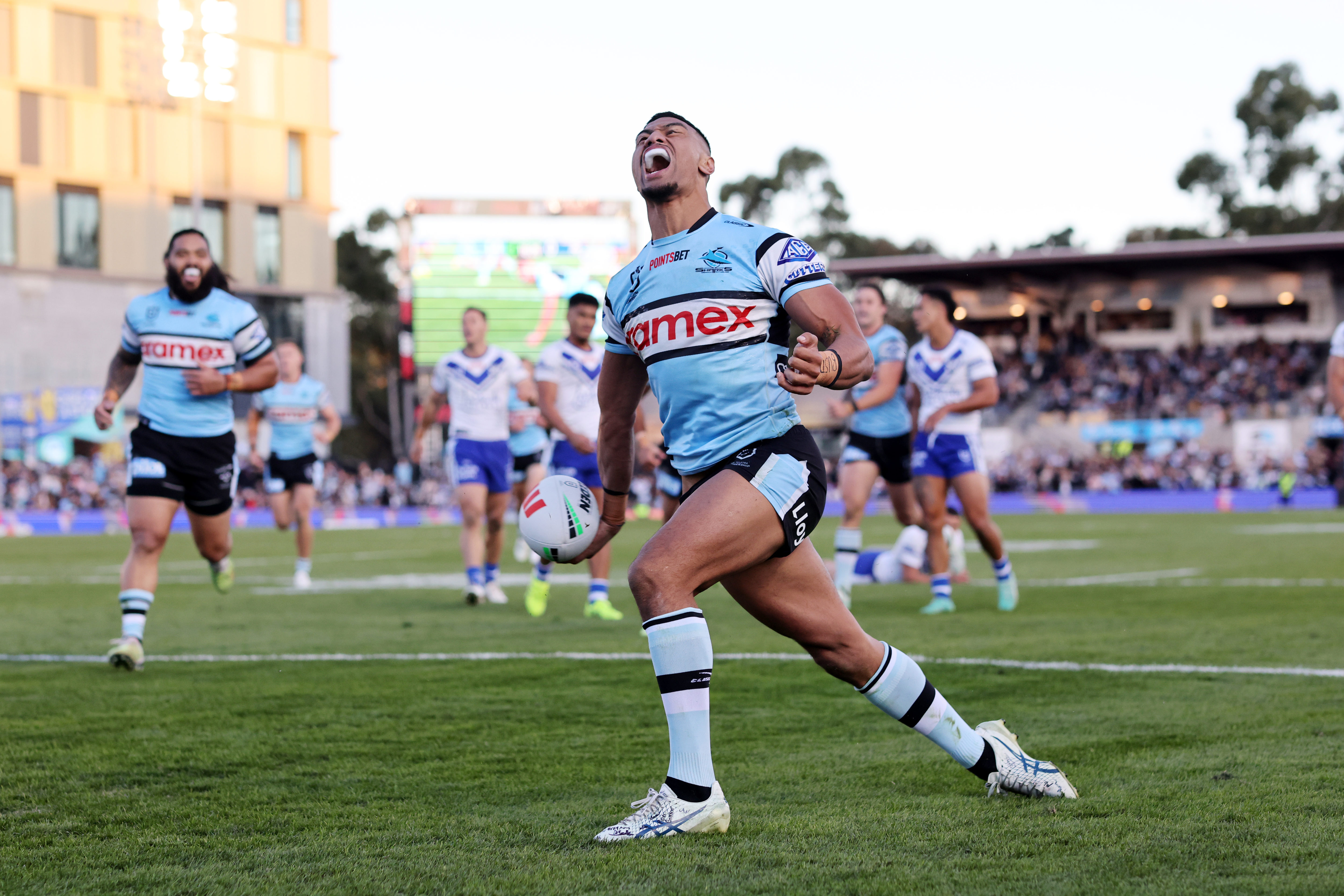 Cronulla Sharks Beat Canterbury Bulldogs 48-10 At Shark Park To Re ...