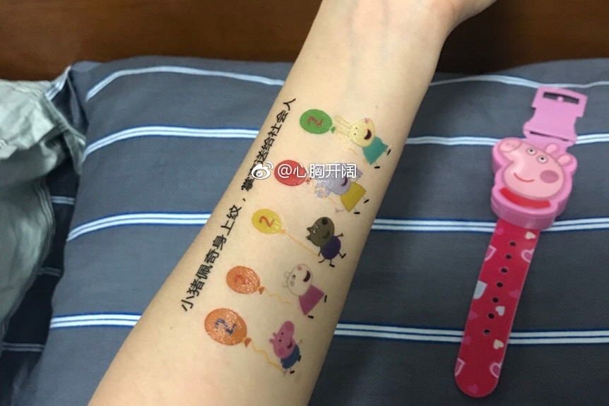 Peppa Pig tattoos and lolly dispenser watch