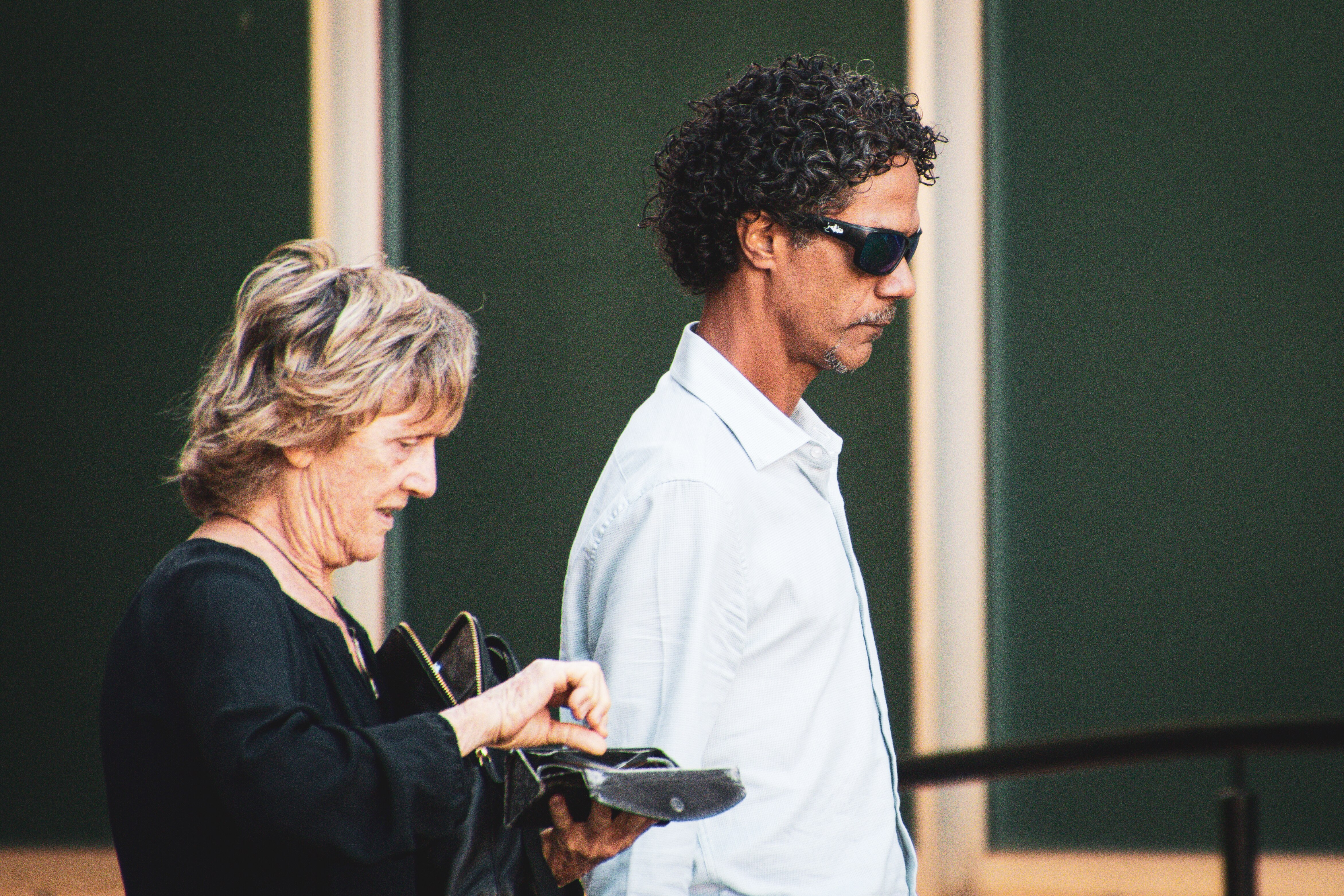 Fotos espontâneas de pessoas fora de uma quadra.