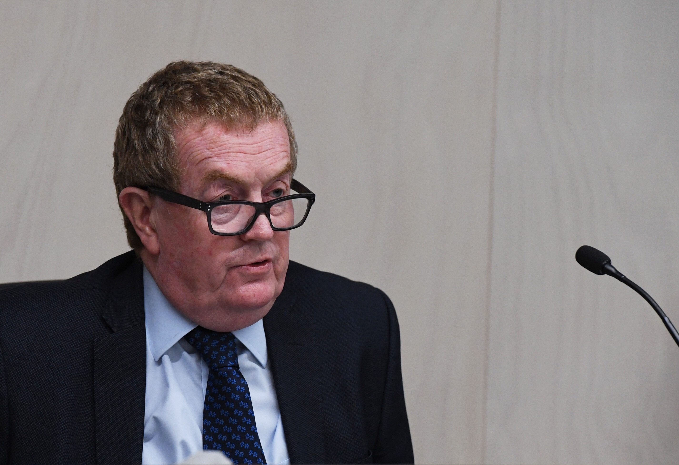 Stephen Rushton SC frente a un micrófono en una audiencia del ICAC en Nueva Gales del Sur