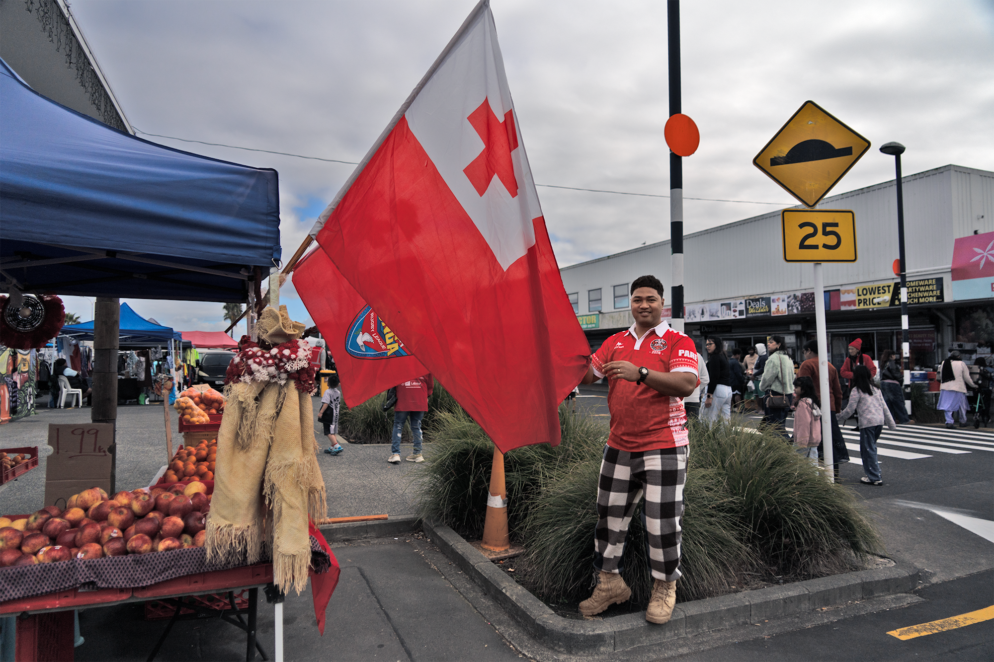 The 275 markets showing flags and shops in South Auckland.