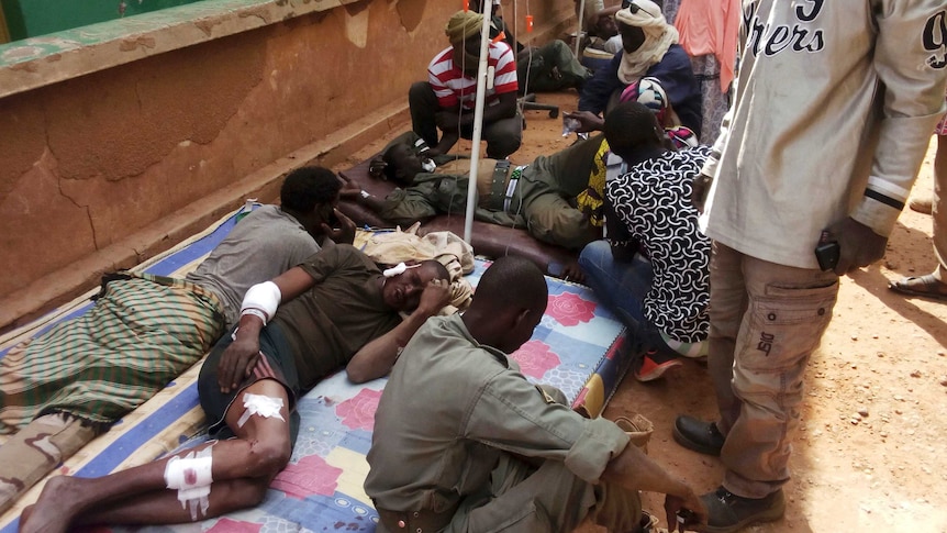 Injured Malian troops receive medical treatment.