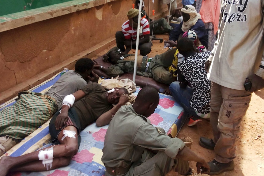Injured Malian troops receive medical treatment.