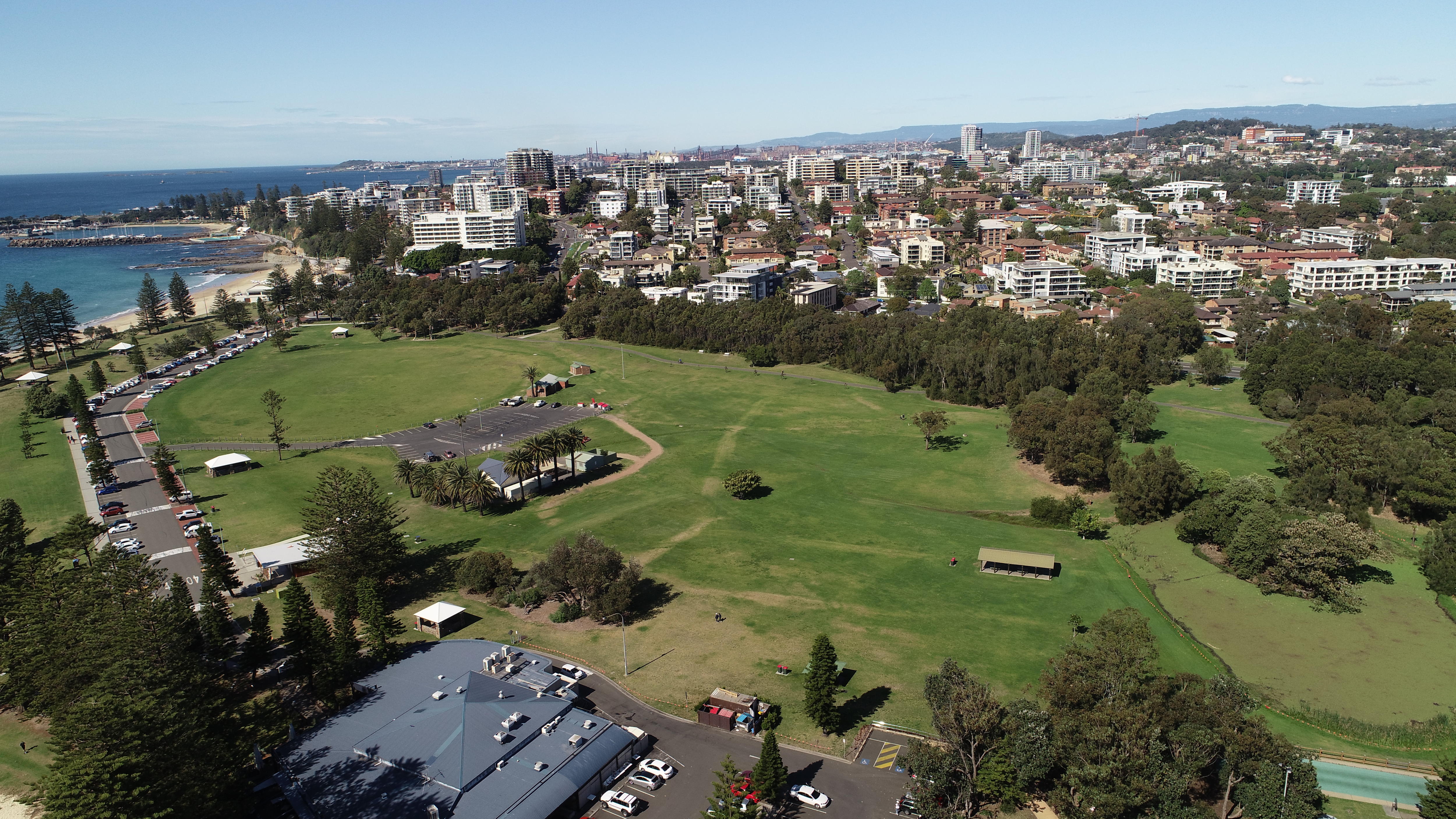 Vista aérea de un parque y edificios.