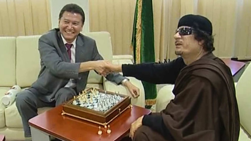 Kirsan Ilyumzhinov plays with Muammar Gaddafi