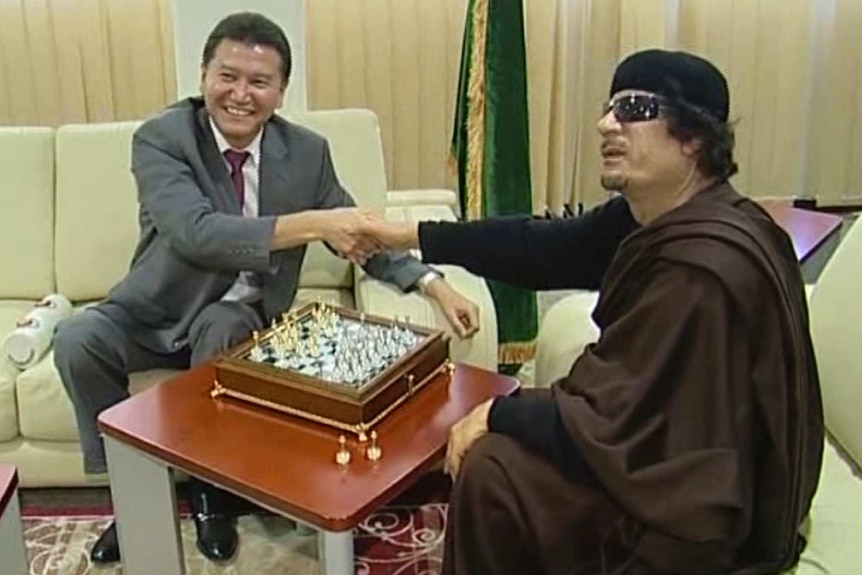 Kirsan Ilyumzhinov plays with Muammar Gaddafi