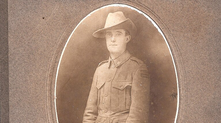 A sepia photo of an Australian solider, with no hands.