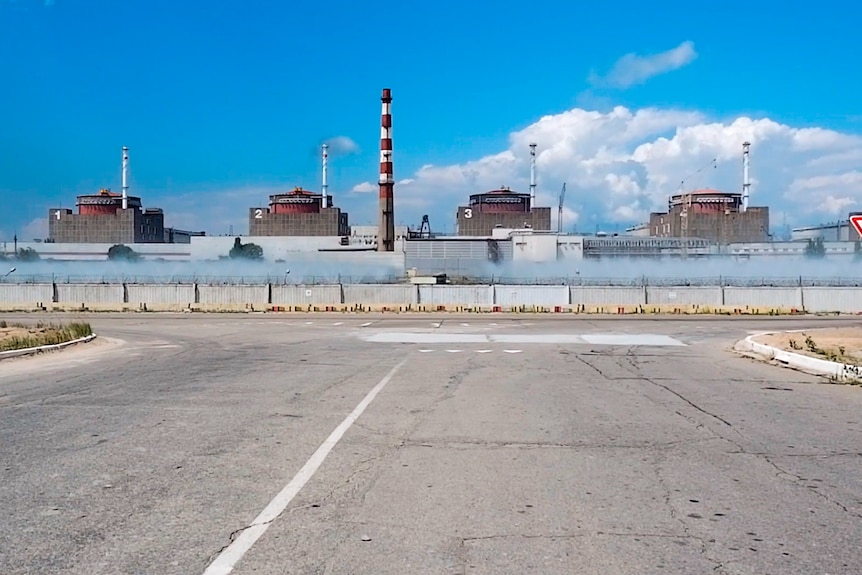 从混凝土围栏后面可以看到扎波罗热核电站的反应堆。