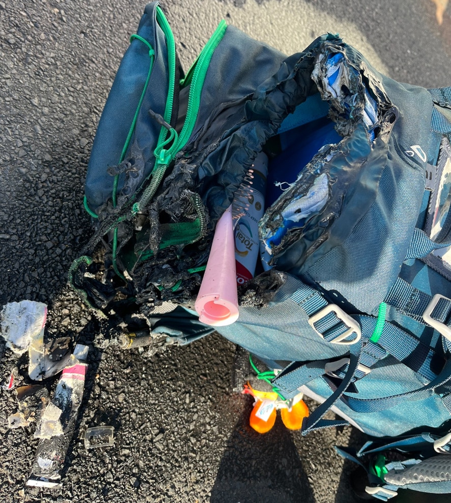 Una mochila quemada y derretida.