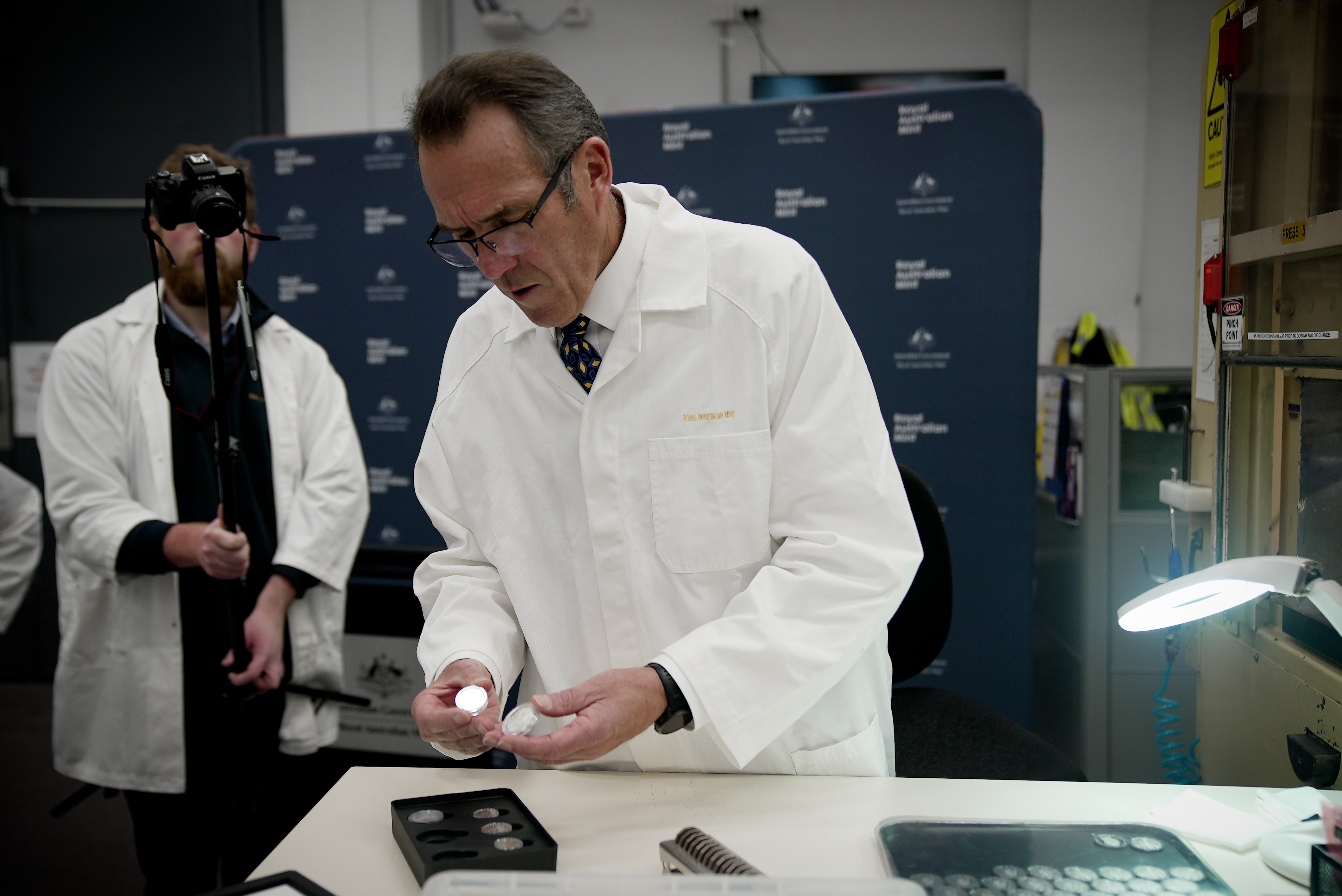 铸币厂内陈列着闪亮的银币，背面有查理三世国王的肖像。