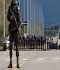 士兵和警察站岗随着巴西前总统雅伊尔·博尔索纳罗的支持者离开他们r 营地。” class=