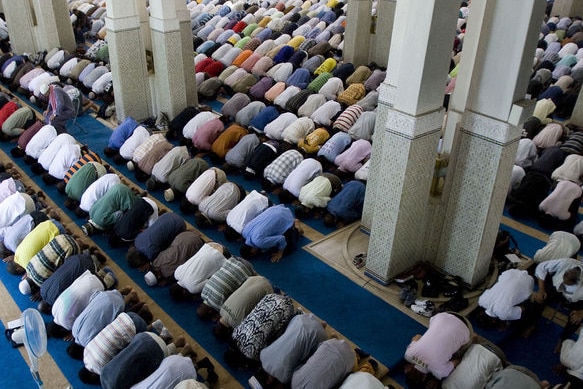 Muslims take part in the first Friday prayers of the Holy month of Ramadan (Reuters: Chris Helgren)