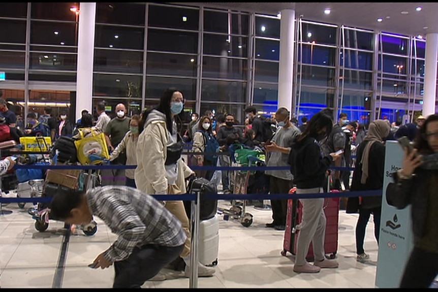 Un terminal de départ d'aéroport plein de monde.