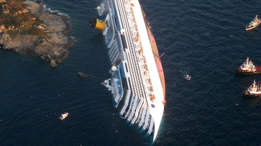 Cruise ship Costa Concordia runs aground