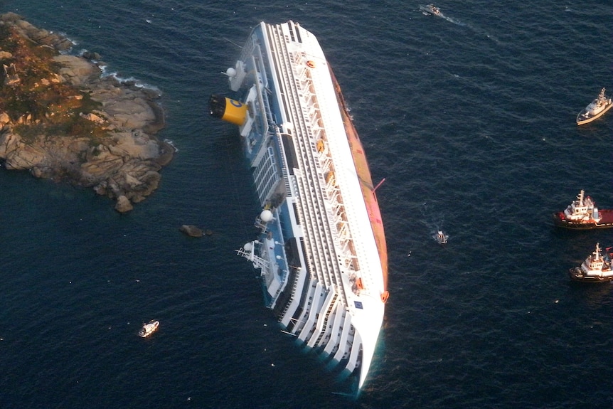 Cruise ship Costa Concordia runs aground