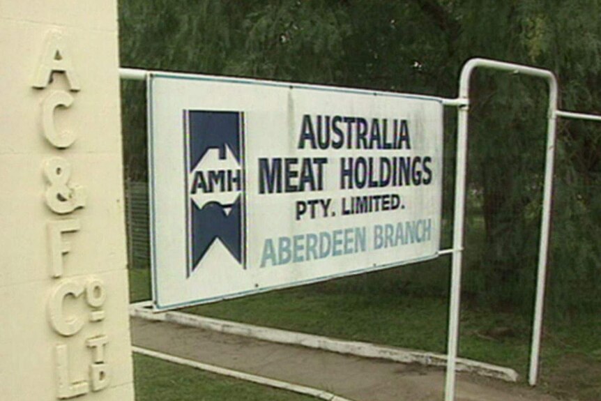 Znak na bramie z napisem "Australia Meat Holdings, PTY Limited, Aberdeen Branch"."Australia Meat Holdings, PTY Limited, Aberdeen Branch".