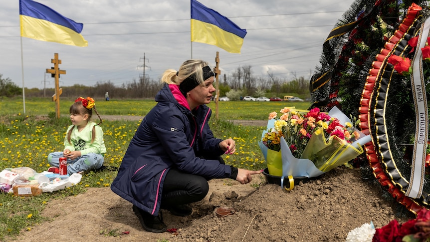 Ukraine-Russia war: Ukrainians visit cemeteries despite warnings to shelter at home Volodymyr Zelenskyy says Nancy Pelosi meeting a powerful signal — as it happened – ABC News