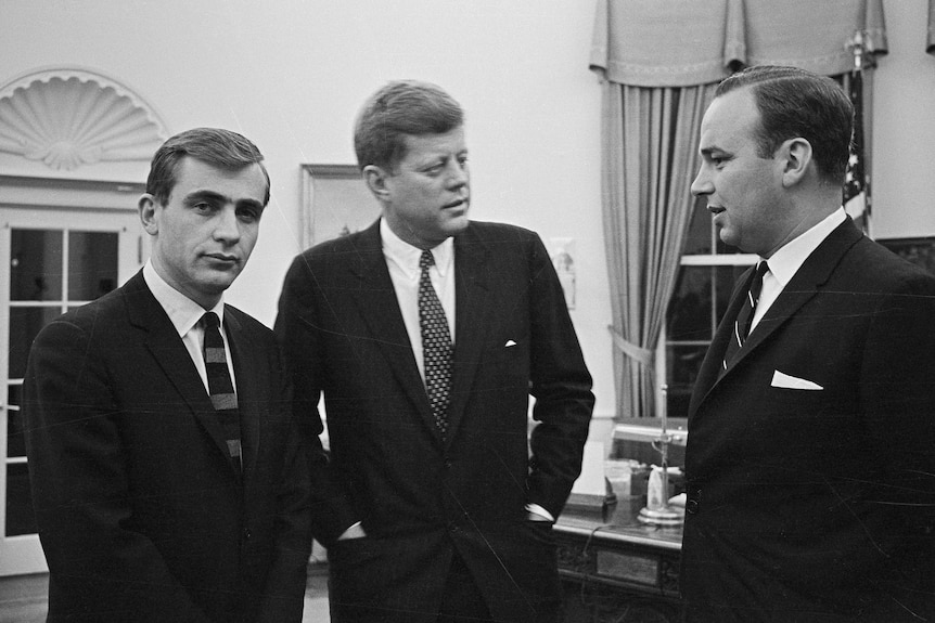 Tres hombres en la Oficina Oval de la Casa Blanca.