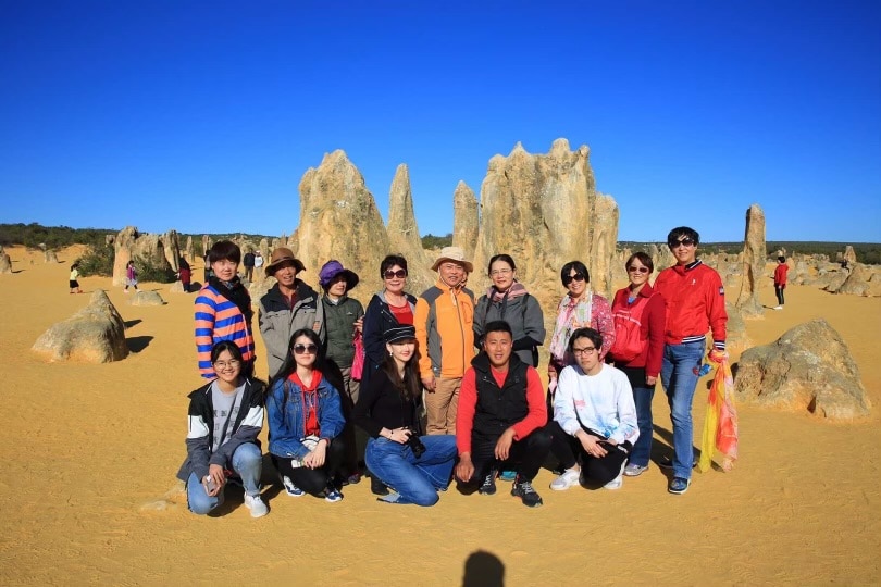 Un grupo de turistas en un postre en Australia Occidental.