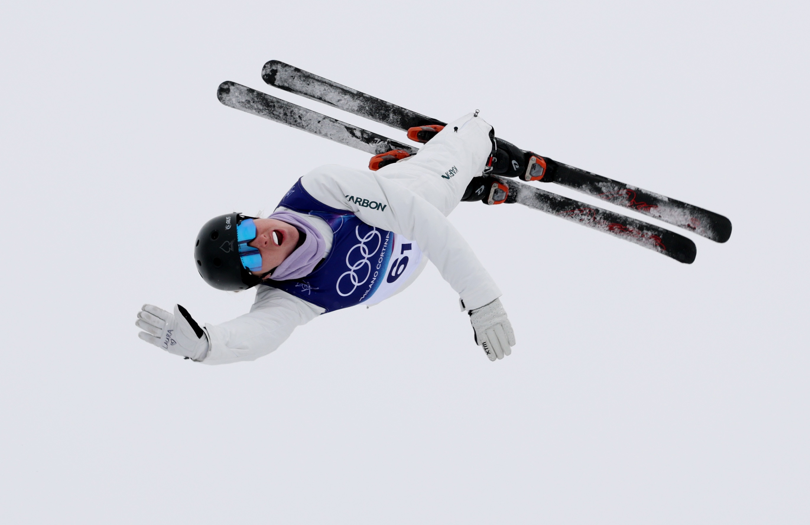 Abbey Willcox olha para baixo enquanto está no ar