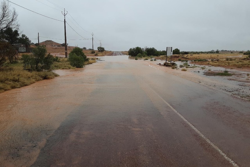 Coober Pedy flooded road