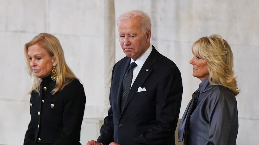 Mises à jour en direct: le président américain Joe Biden rend hommage à la reine Elizabeth II alors que la foule campe pendant la nuit avant les funérailles