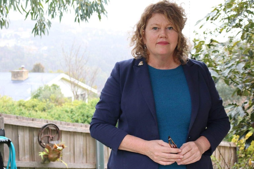 Anna Reynolds debout dans son jardin.