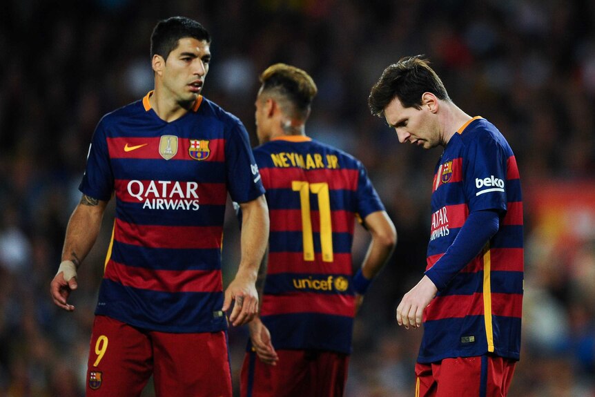Lionel Messi and Luis Suarez look on after loss to Valencia