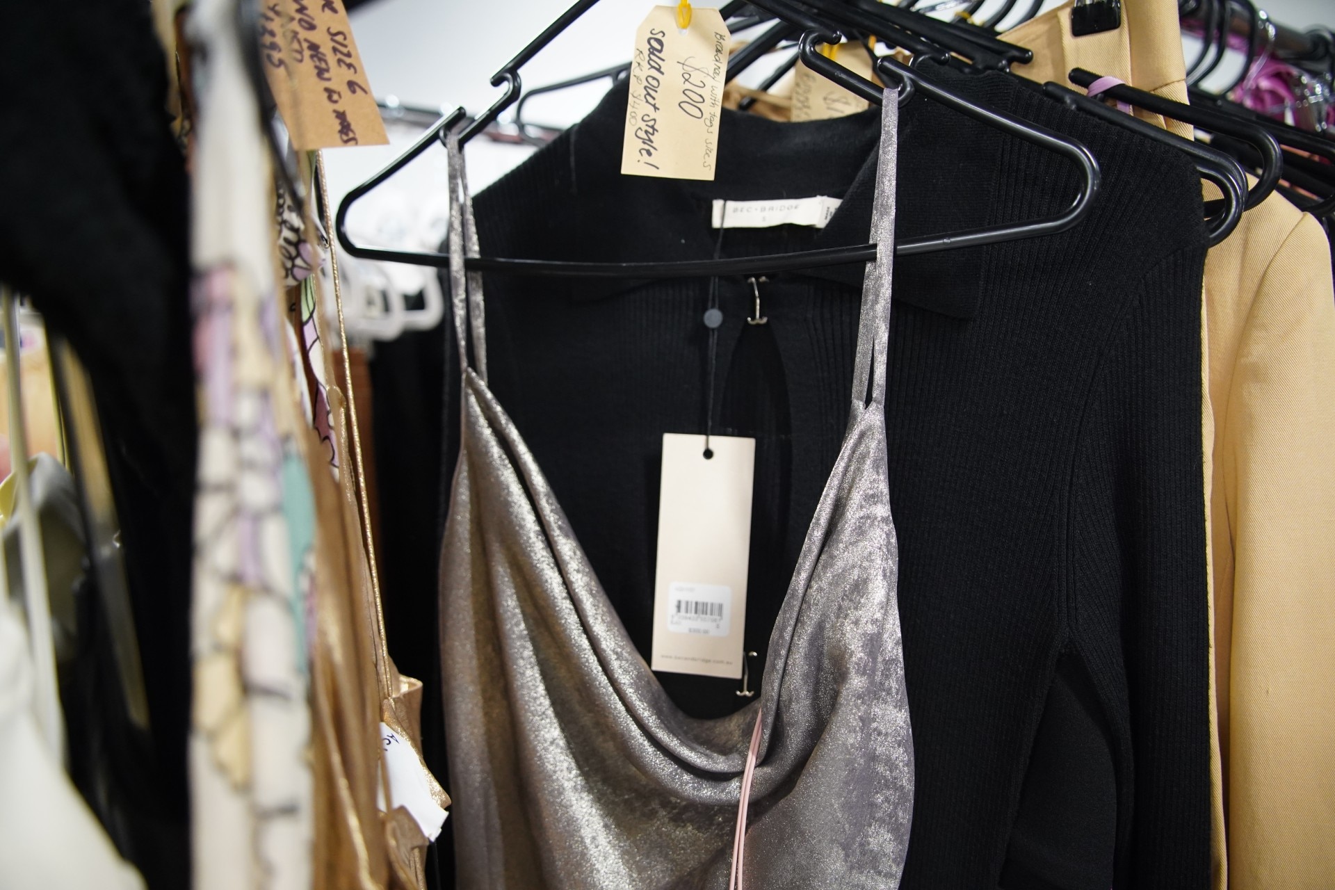 Un vestido colgado de una percha en un perchero.