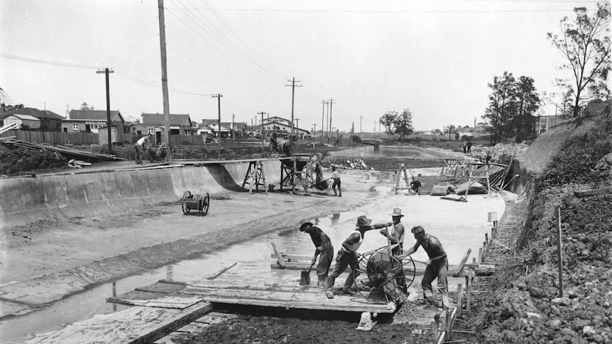 Archive photo of men constructing Hawthorne Canal in Haberfield circa 1926-1929.