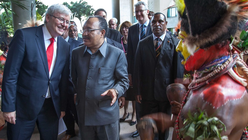 Kevin Rudd and Papua New Guinea's prime minister Peter O'Neill watch traditional dancers in Port Moresby on July 15, 2013