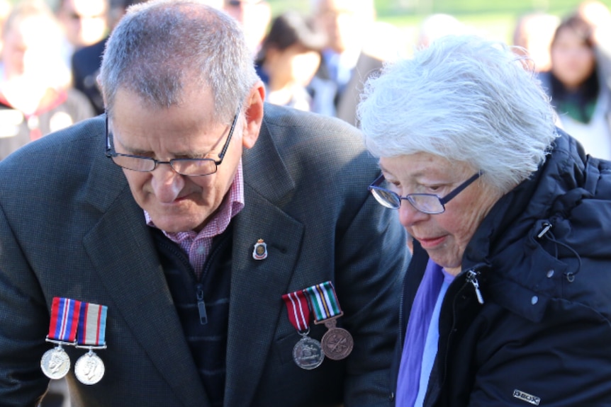 Peter Ward laying a wreath