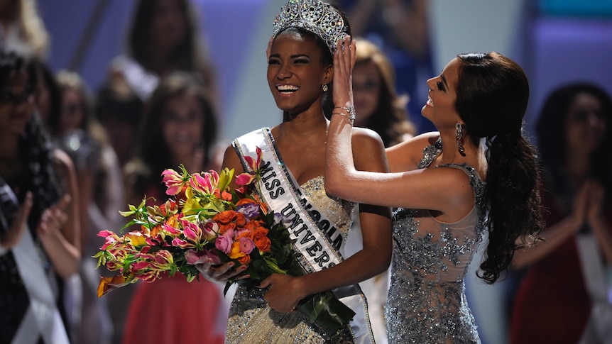 Miss Angola 2011 Leila Lopes is crowned Miss Universe 2011 by Miss Universe 2010 Ximena Navarrete of Mexico