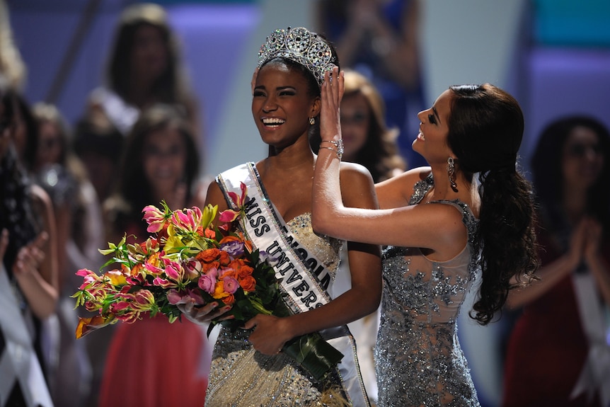 Miss Angola 2011 Leila Lopes is crowned Miss Universe 2011 by Miss Universe 2010 Ximena Navarrete of Mexico