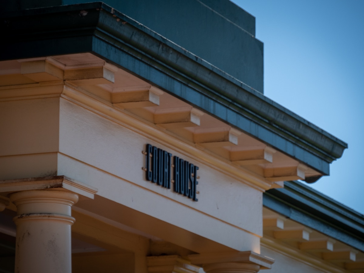 Exterior do antigo tribunal da cidade regional de Atherton, Queensland