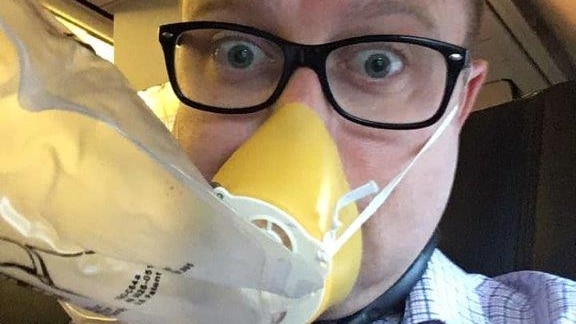 Bodie Thorpe wears a mask on board a Qantas flight