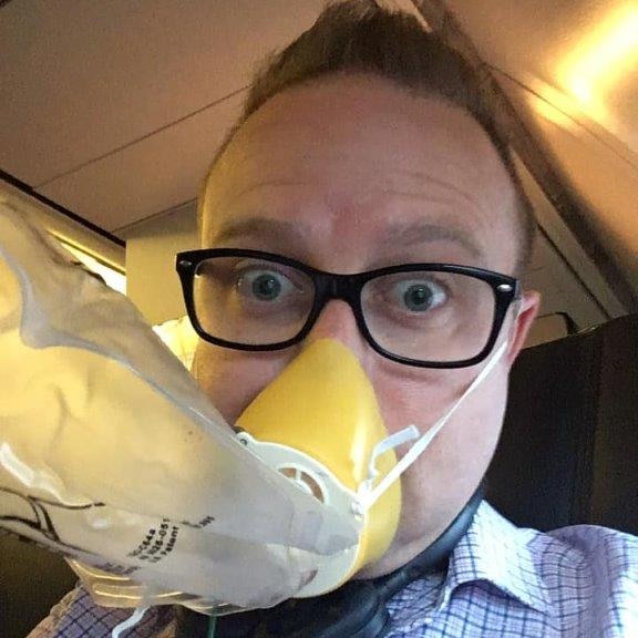 Bodie Thorpe wears a mask on board a Qantas flight