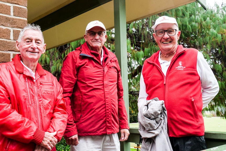 Trois hommes.