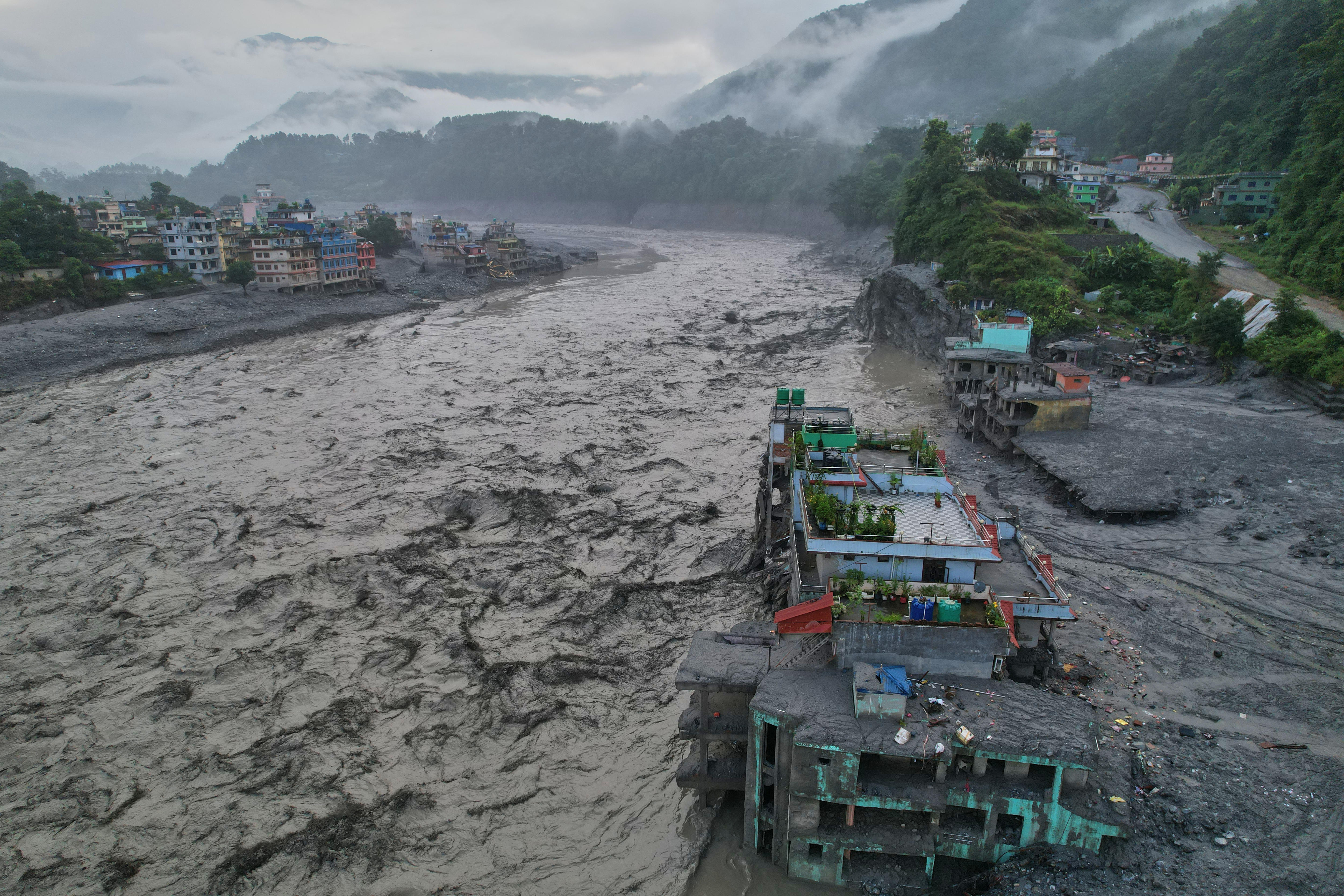 Australians begin their own searches for relatives missing in Nepal