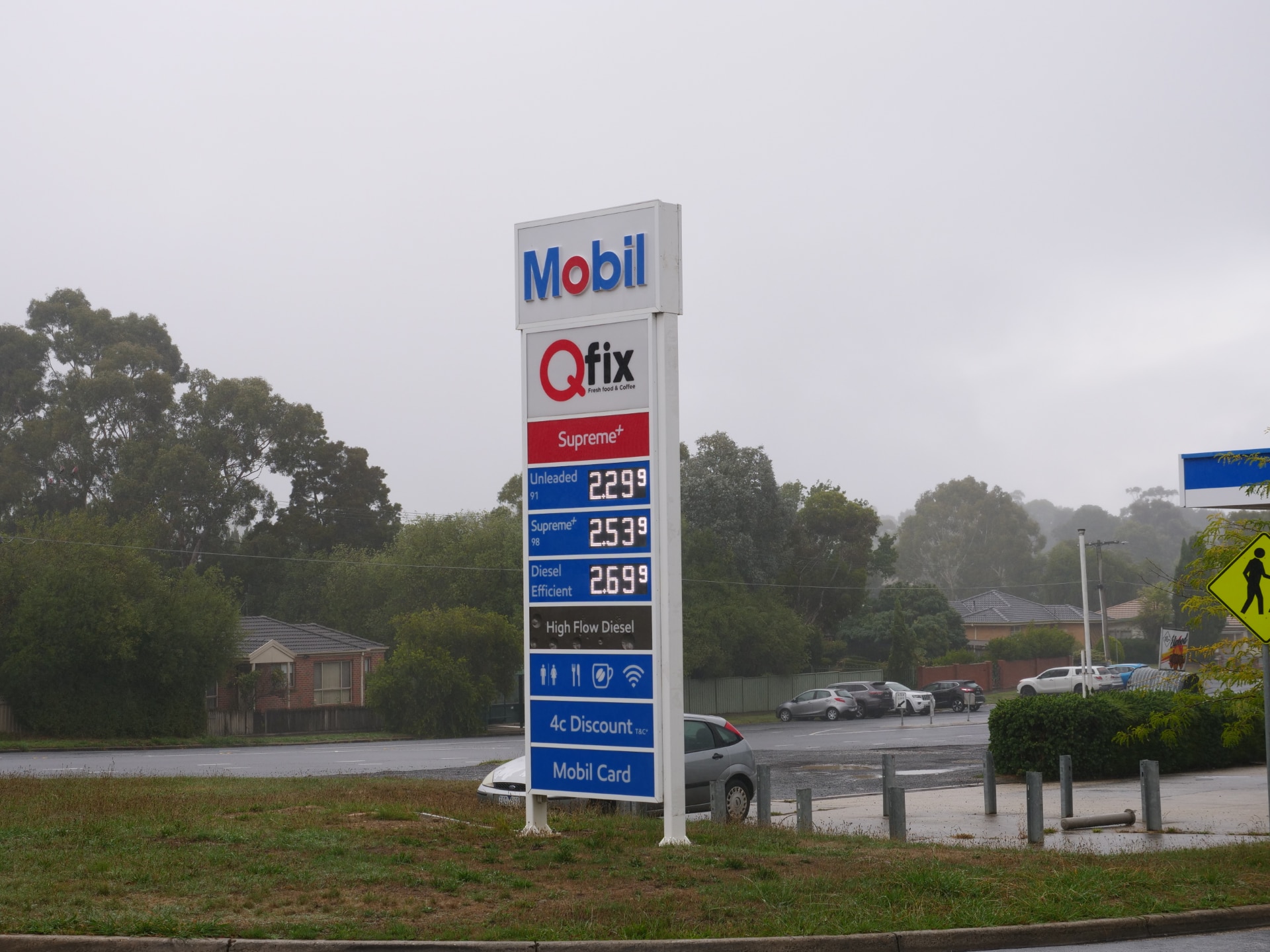 Un cartel de coche que muestra los precios del combustible en Ballarat. 