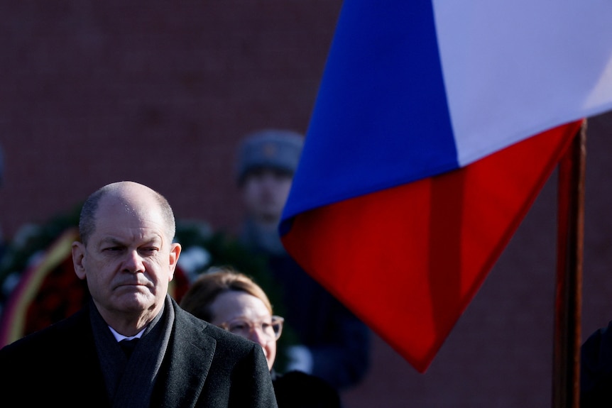 Cancelarul german Olaf Schulz participă la o ceremonie de depunere de coroane