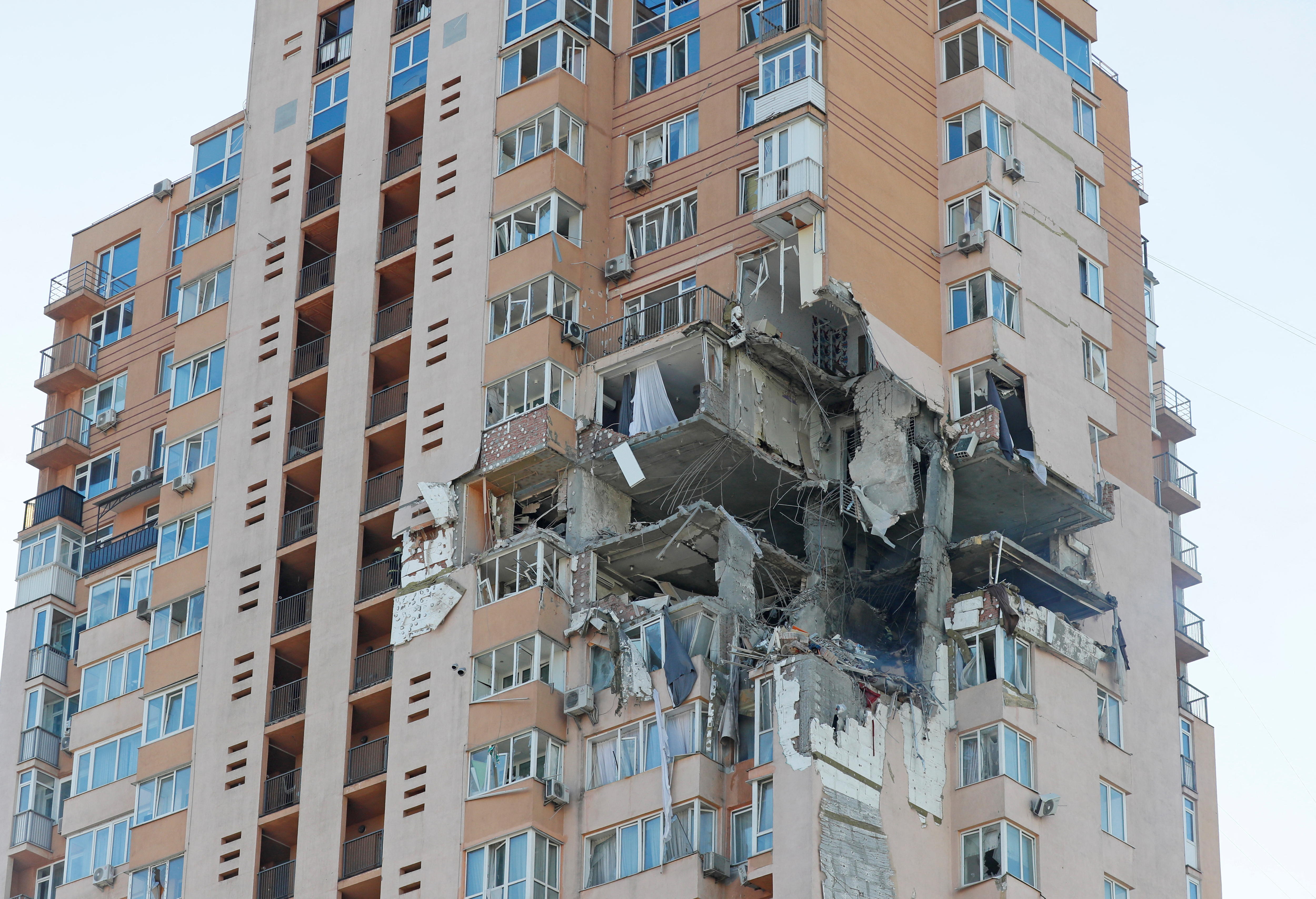 The Frightening Moment A Missile Hit A Kyiv Apartment Building ...