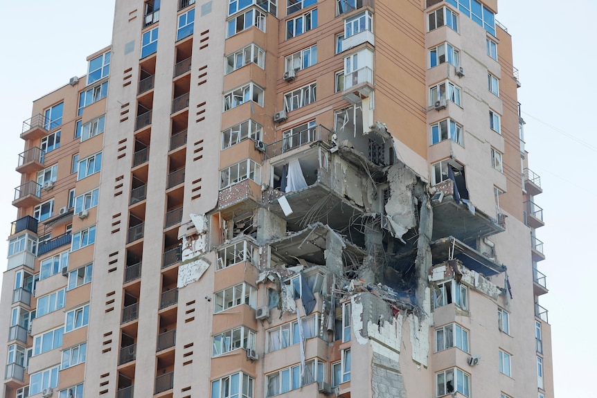 Widok przedstawiający budynek mieszkalny uszkodzony w wyniku niedawnego bombardowania w Kijowie