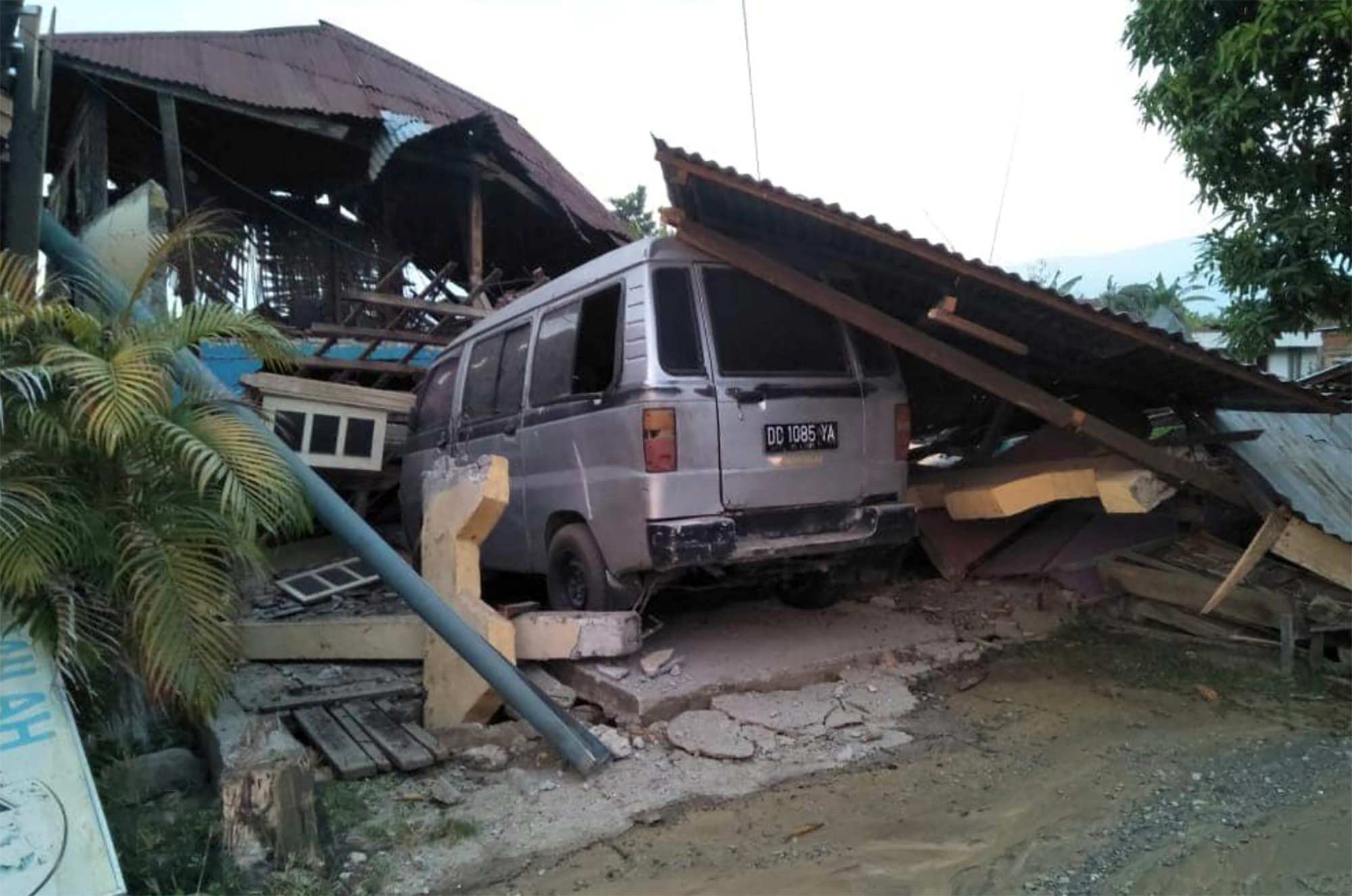 Indonesian tsunami Death toll set to rise past 400 as search for survivors continues