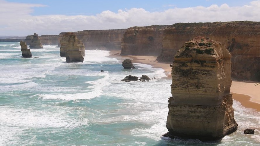 Picture of the 12 Apostles in Victoria, there are big rocks coming out of the sea 