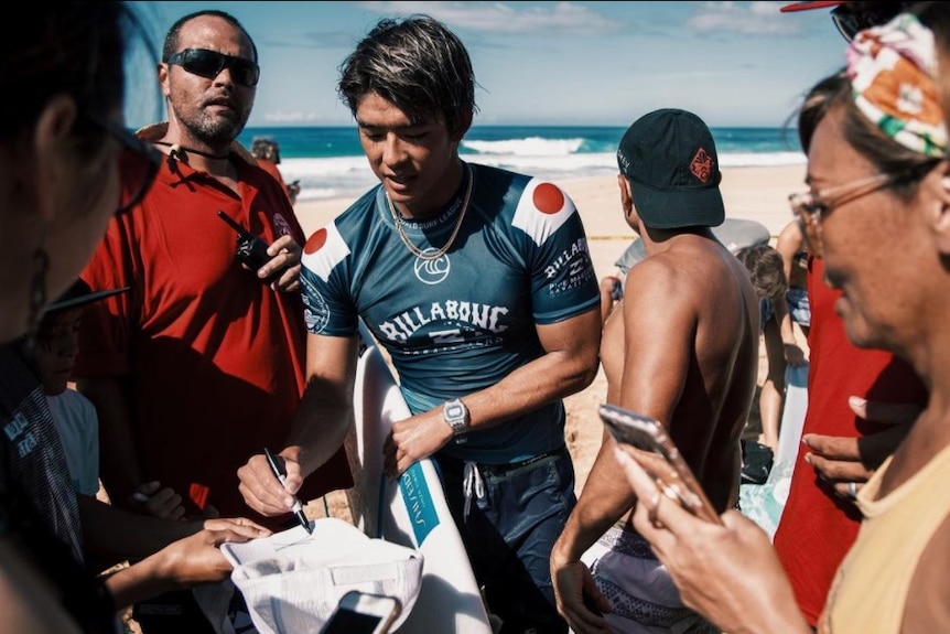 Kanoa igarashi signe des autographes