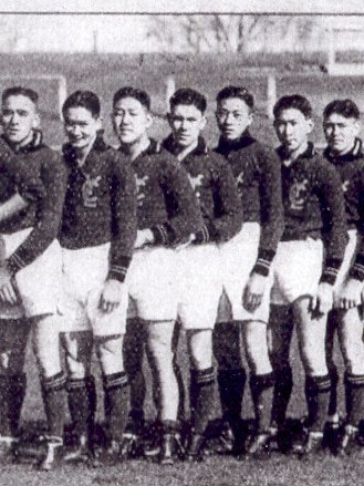 A black and white photo shows the team members of a Chinese-Australian VFL team.