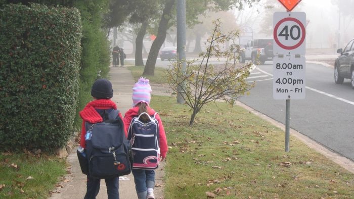 Anak-anak berjalan ke sekolah