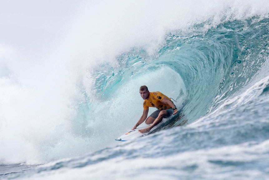 Mick Fanning wins his Pipeline round one heat