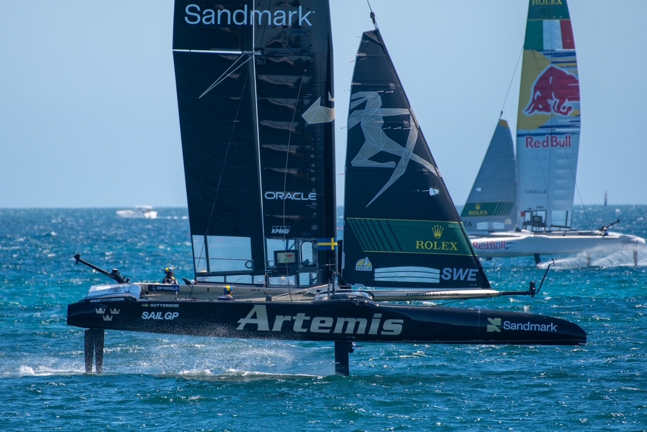 Un barco que sobresale del agua durante la carrera.
